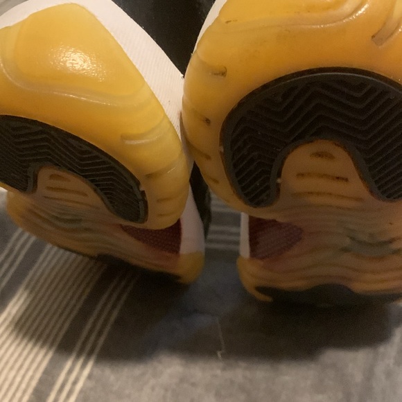 Youth Jordans - Picture 8 of 10